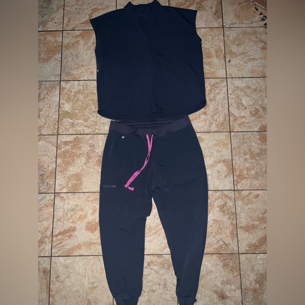 FIGS - NIGHT SKY- SCRUBS - M rafaela top - L jogger bottoms